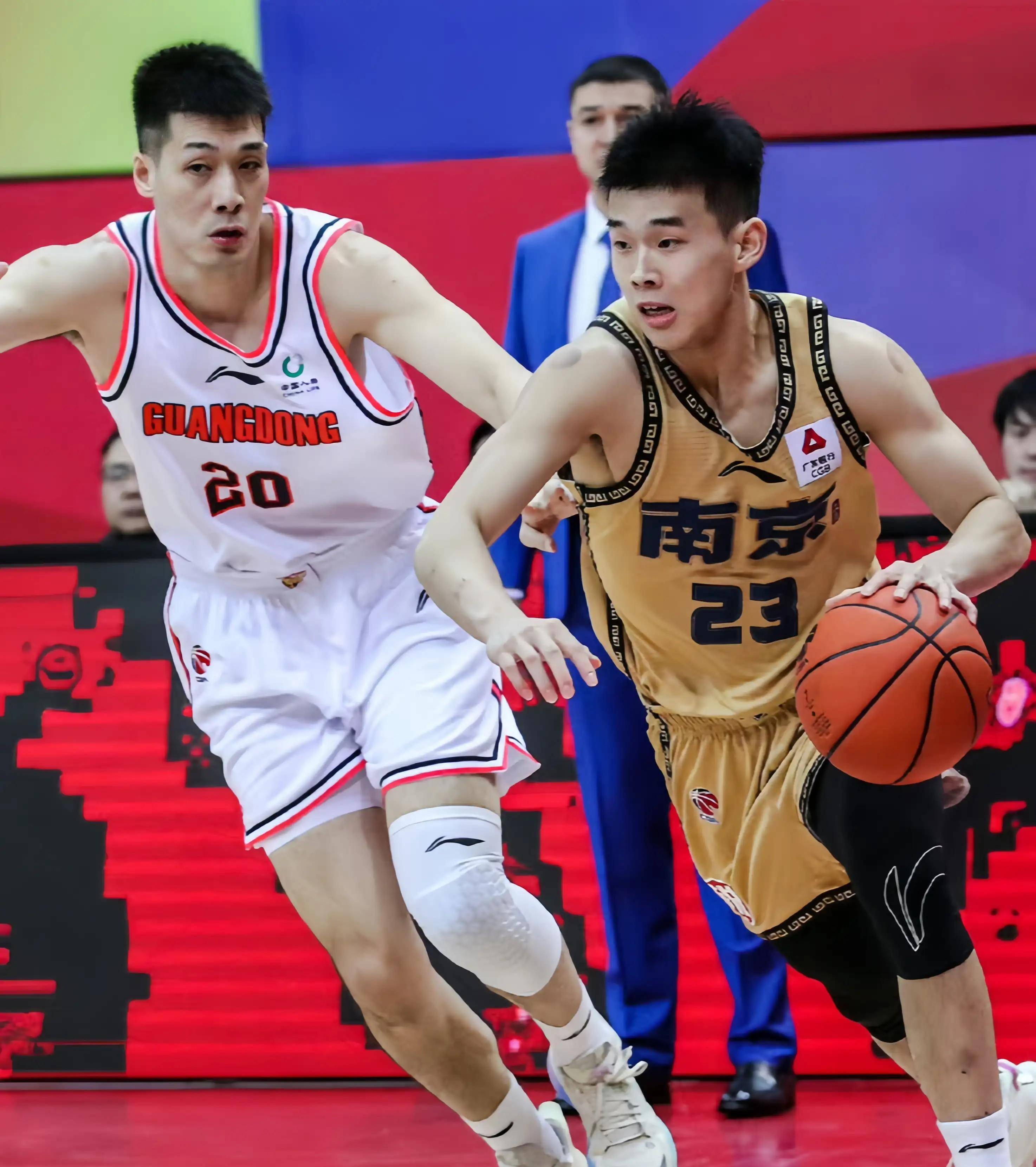 开云体育在线-福建男篮遭遇绝杀，球队士气受挫