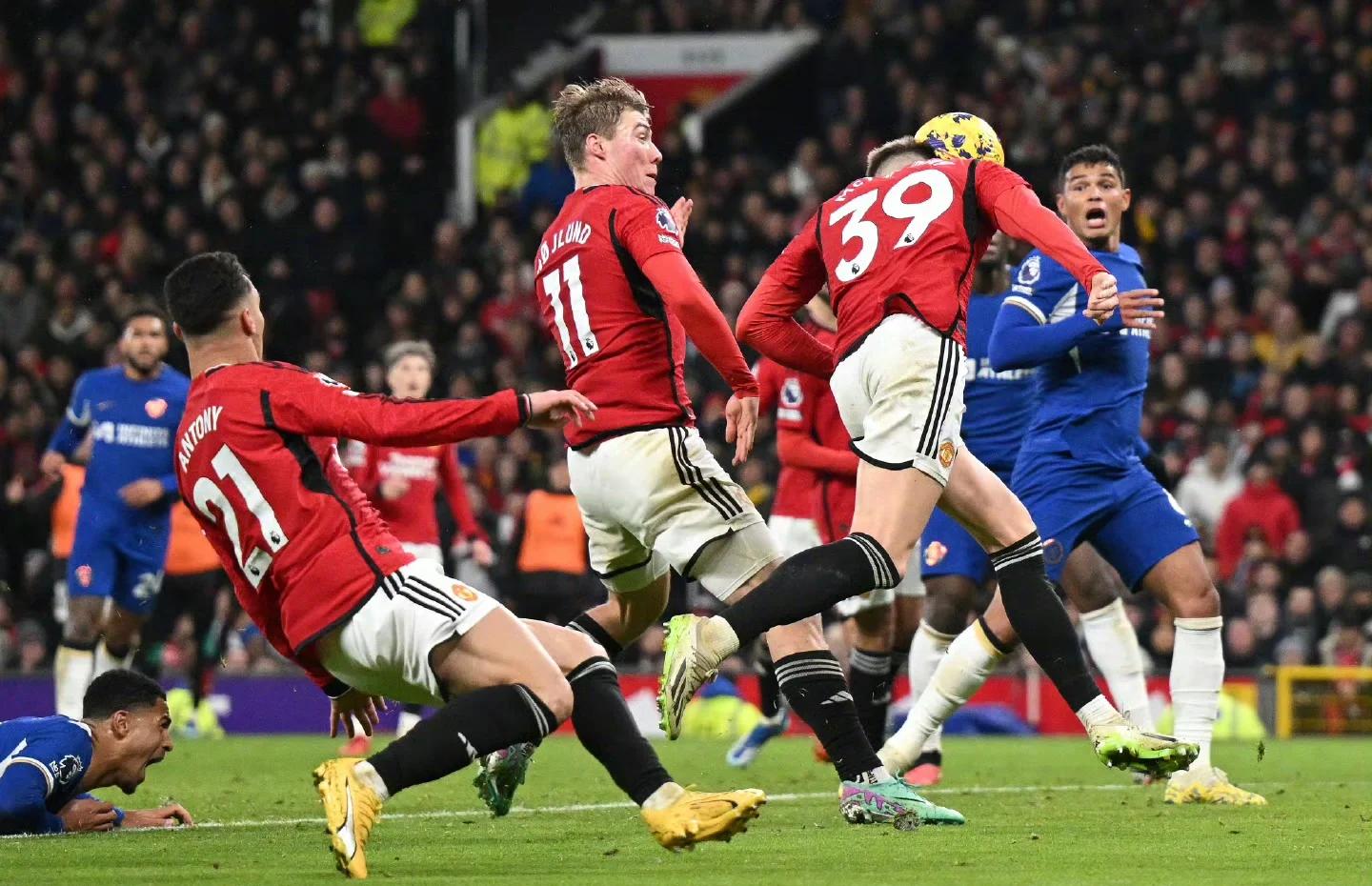 开云官网-曼联俱乐部豪取胜利，走向巅峰