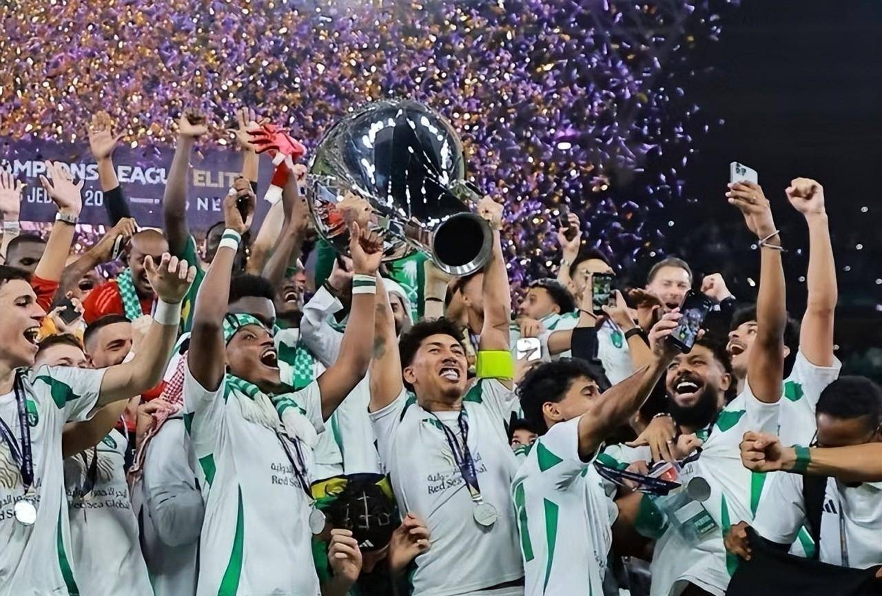 强队对决，足球冠军悬念不减