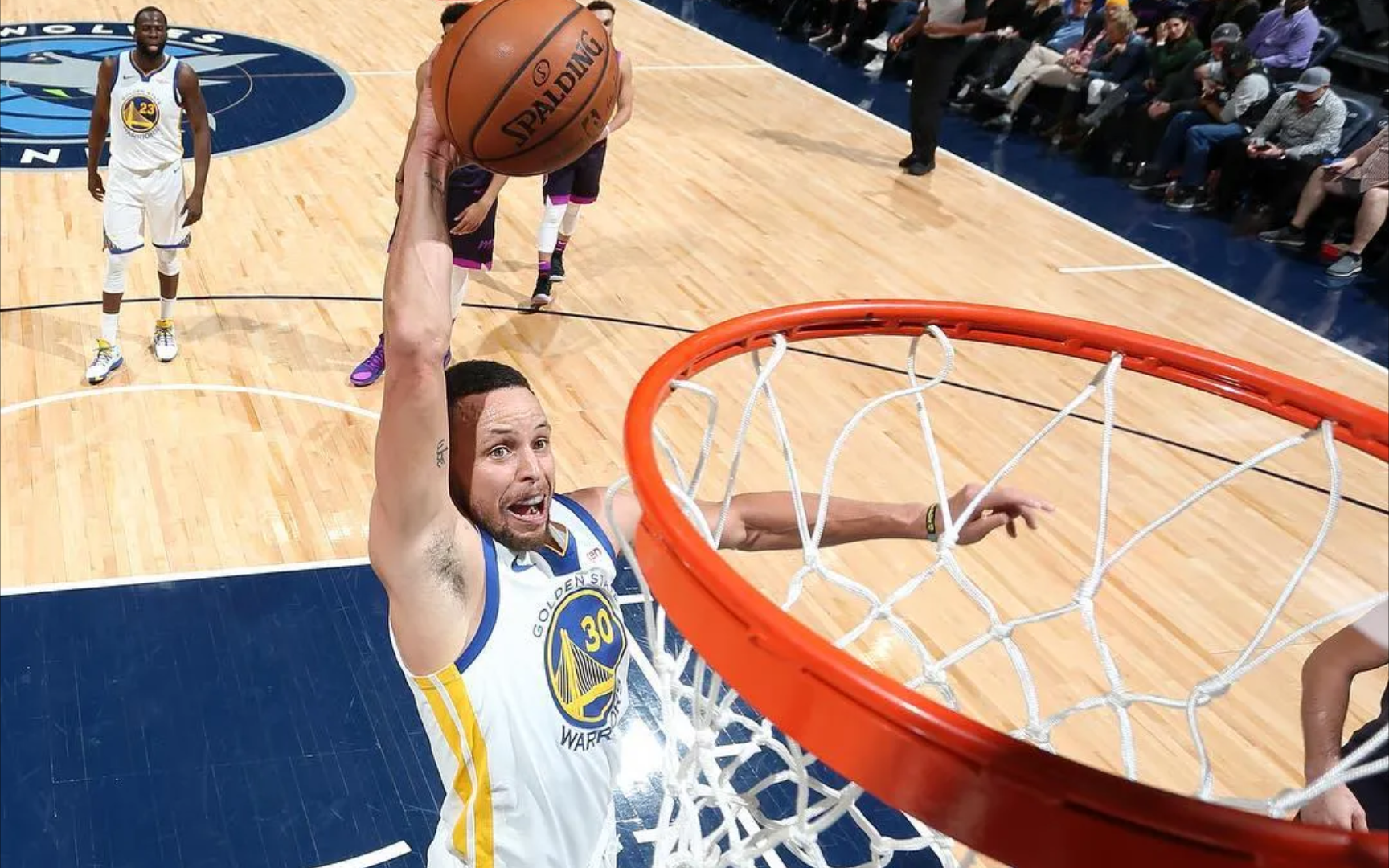 包含篮球热度飙升，网友热议不断的词条