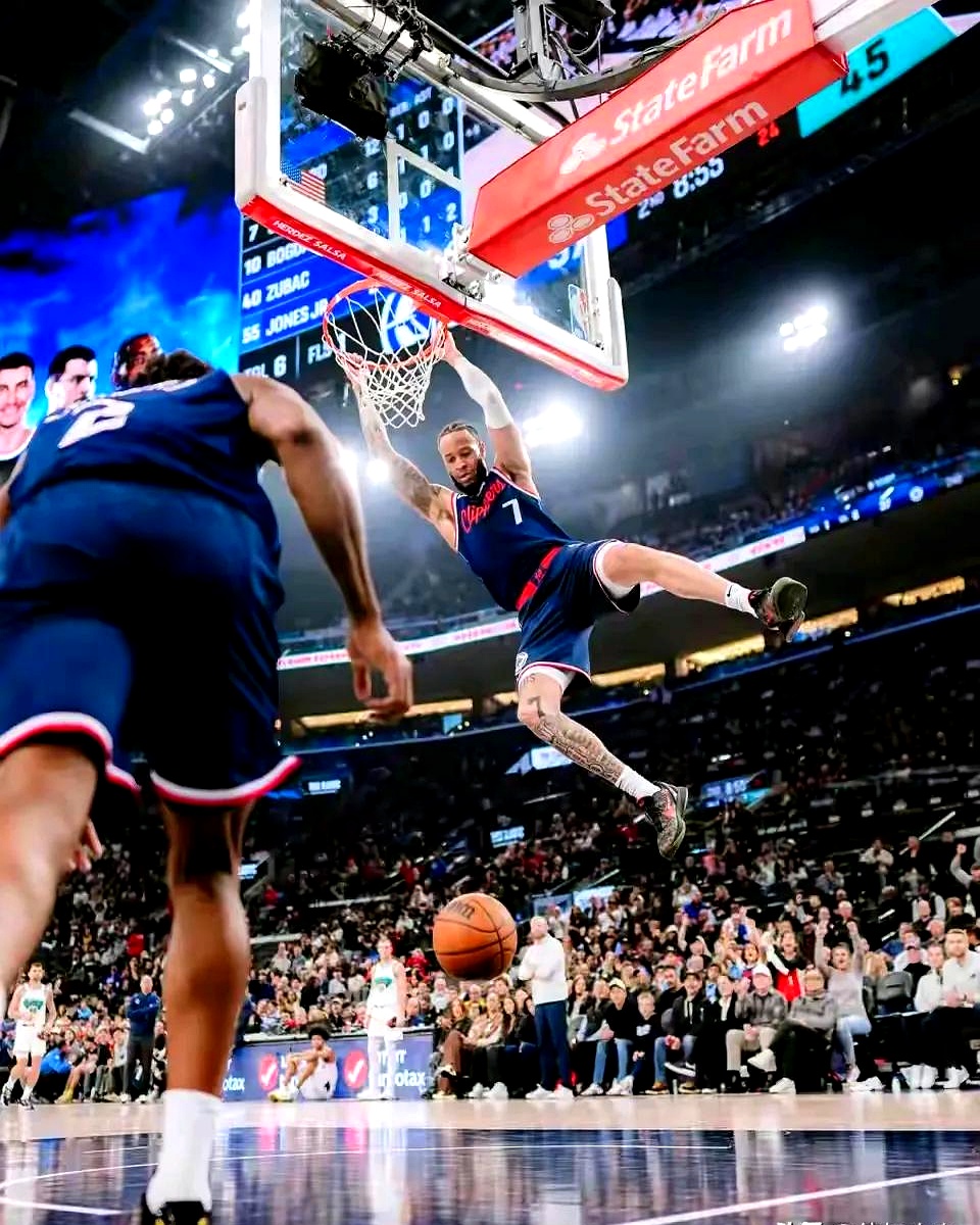 湖人轻取快船,霍勒迪高光表现 湖人轻取快船,霍勒迪高光表现