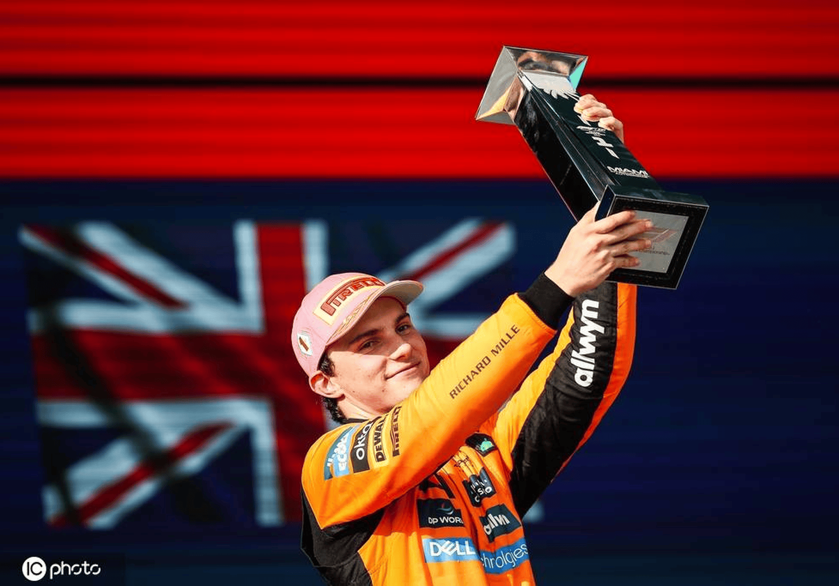 开云体育入口-梅赛德斯横扫红牛车队,皮亚斯特里点燃赛场