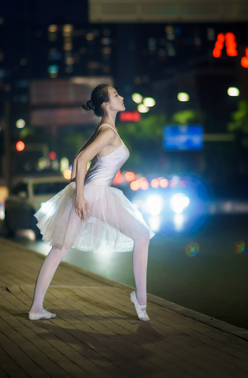 开云下载-新疆队狂胜之夜,天山雪豹如何撕碎独行侠,杰伦格林MVP表现评分拉满